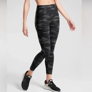 Athleta Ultimate Camo 7/8 Tight with Pockets Size Small